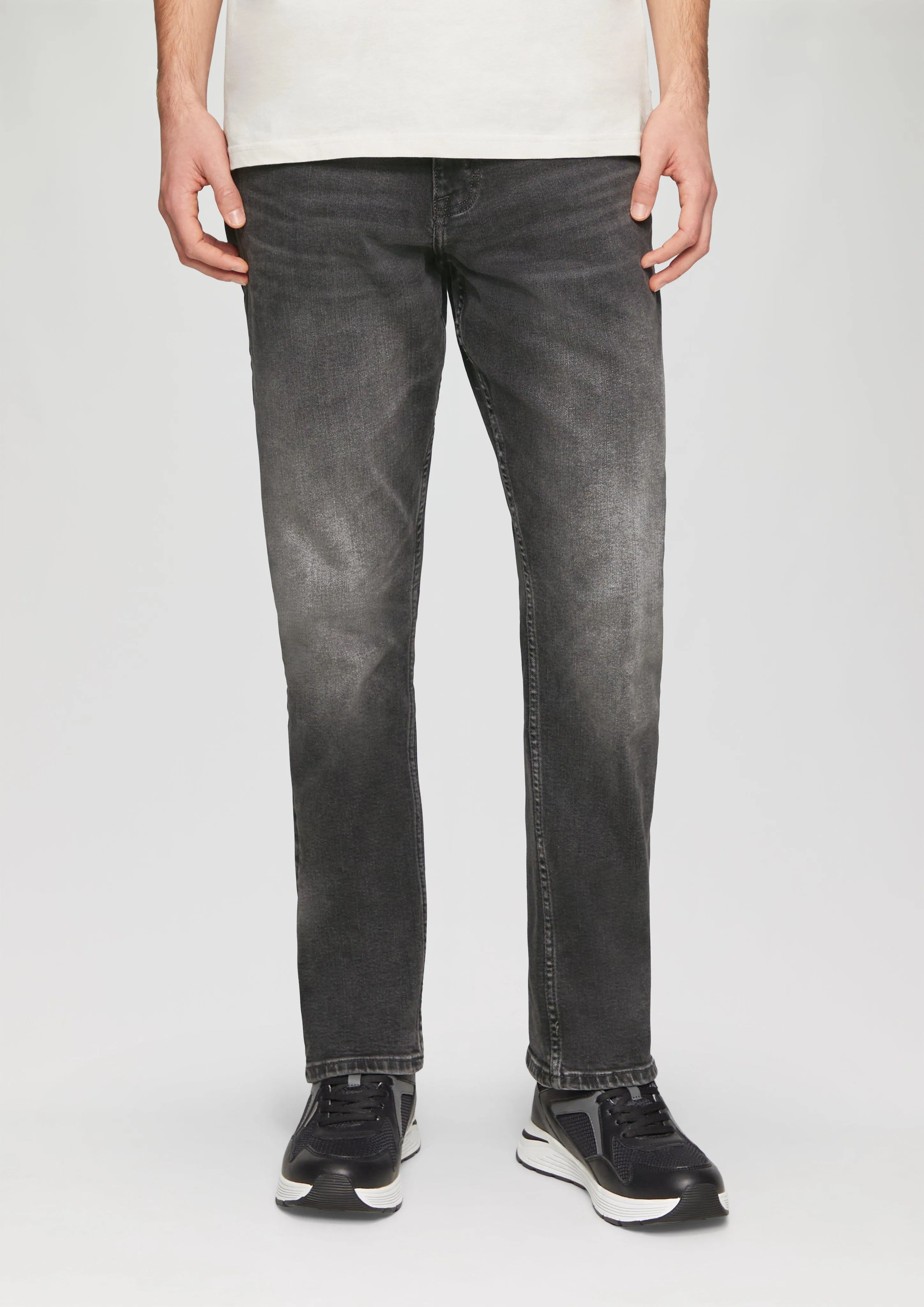 Cropped jeans / relaxed fit / mid rise / tapered leg