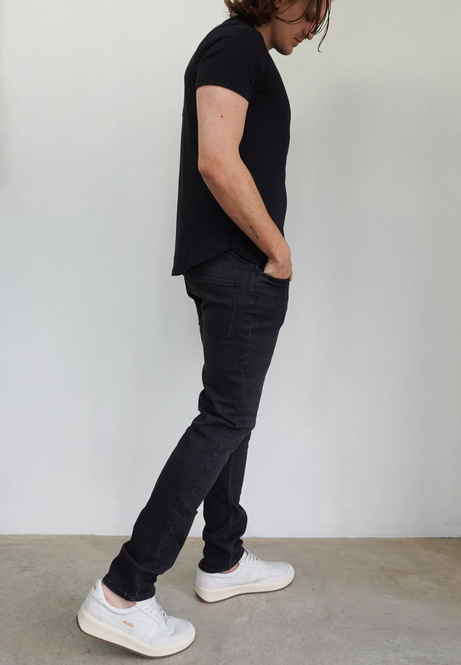 ESSENTIAL CURVED HEM BLACK POLO SHIRT