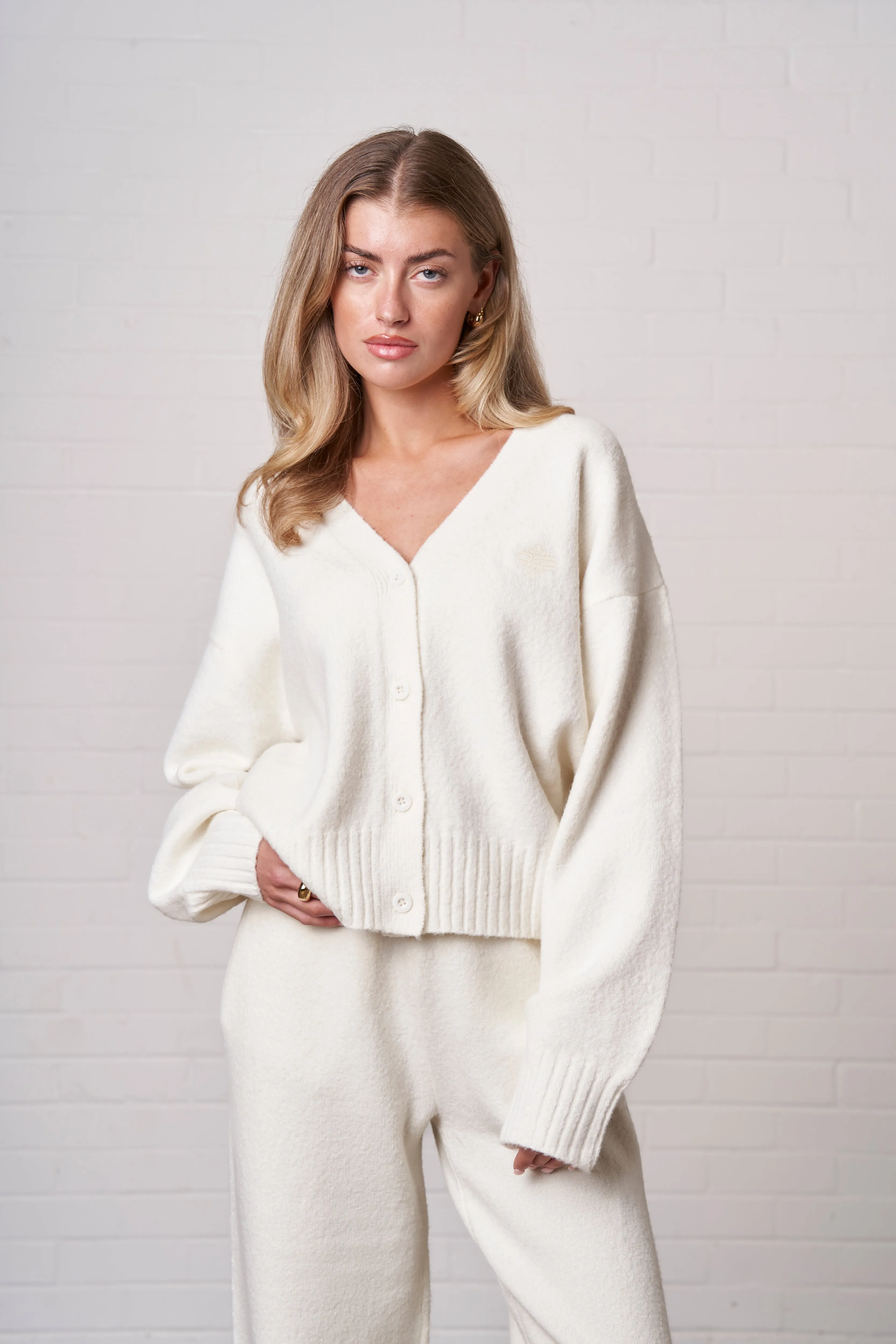 FLUFFY KNIT EMBLEM CARDIGAN - OFF-WHITE