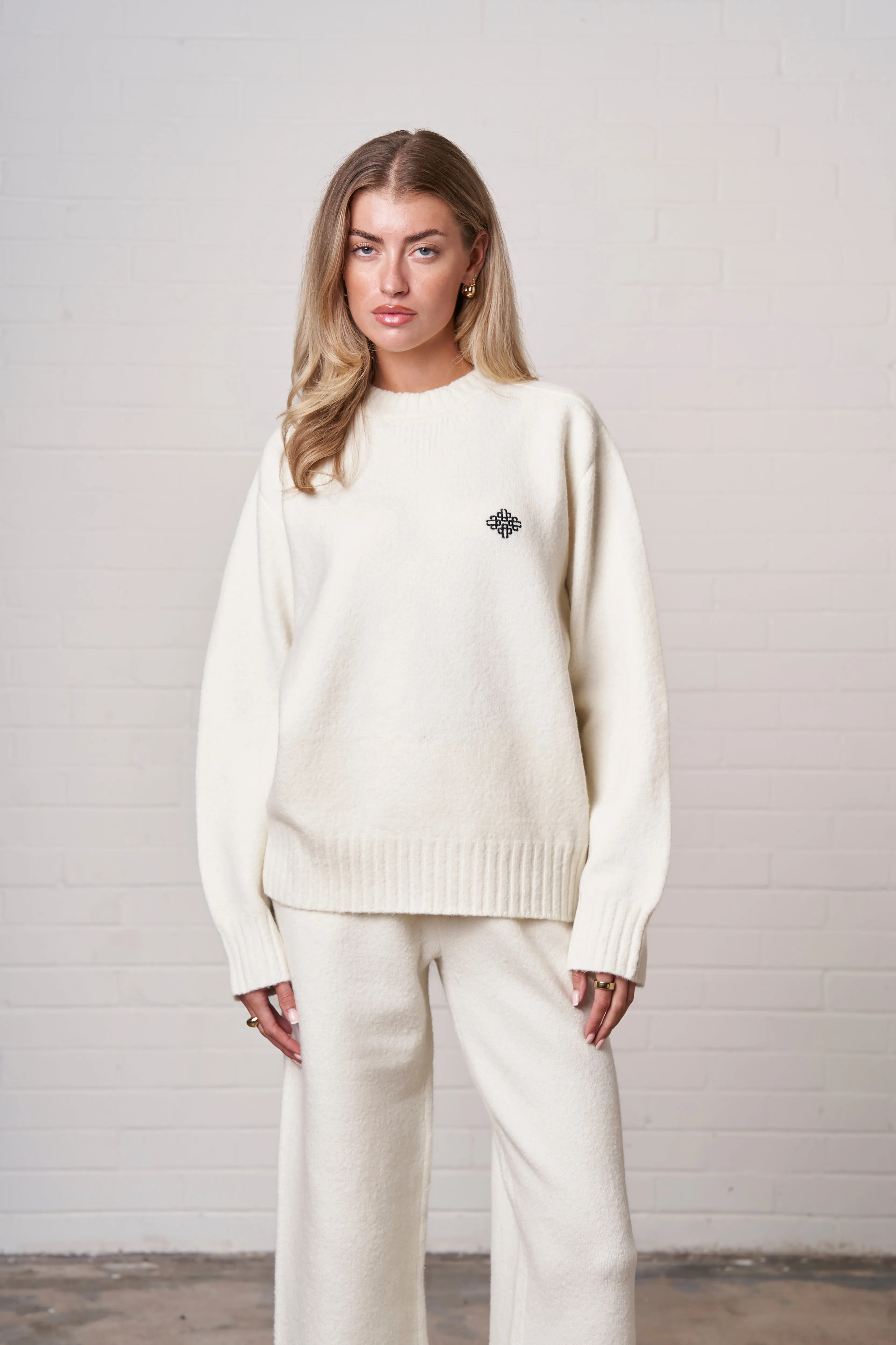 FLUFFY KNIT EMBLEM EMBROIDERED CREW - OFF WHITE/BLACK