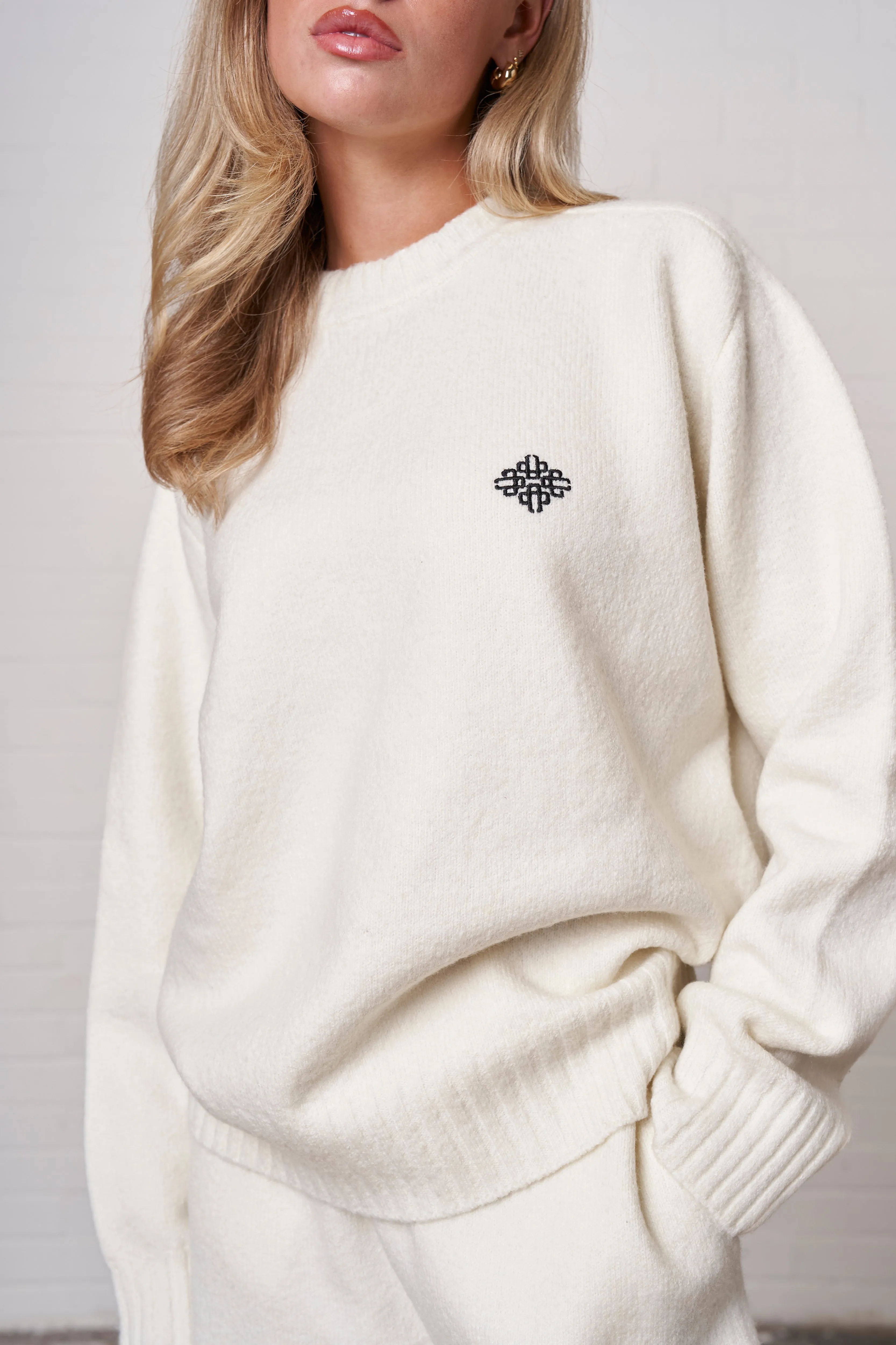 FLUFFY KNIT EMBLEM EMBROIDERED CREW - OFF WHITE/BLACK