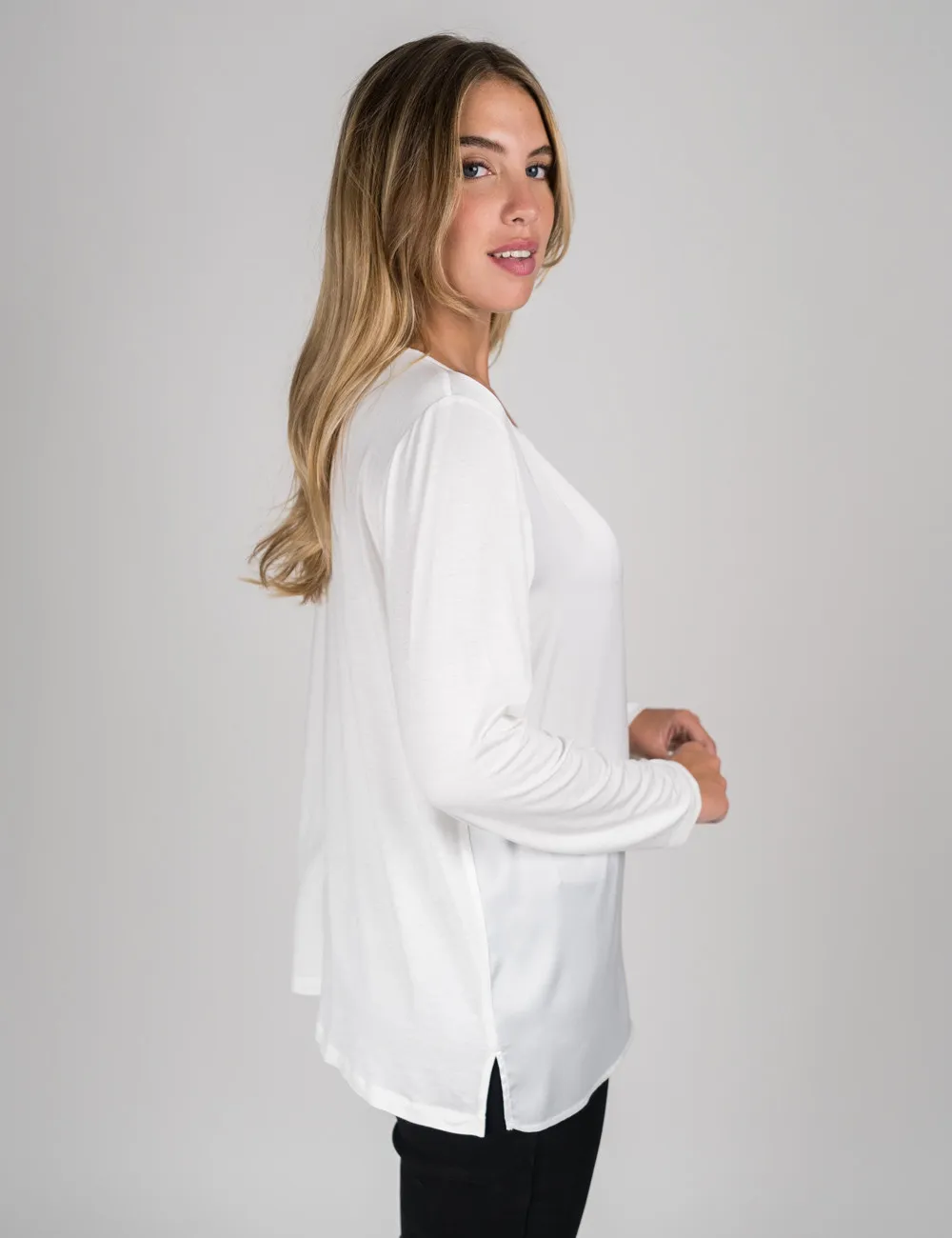 Gaia Life - White Crewneck T-shirt in Two Fabrics