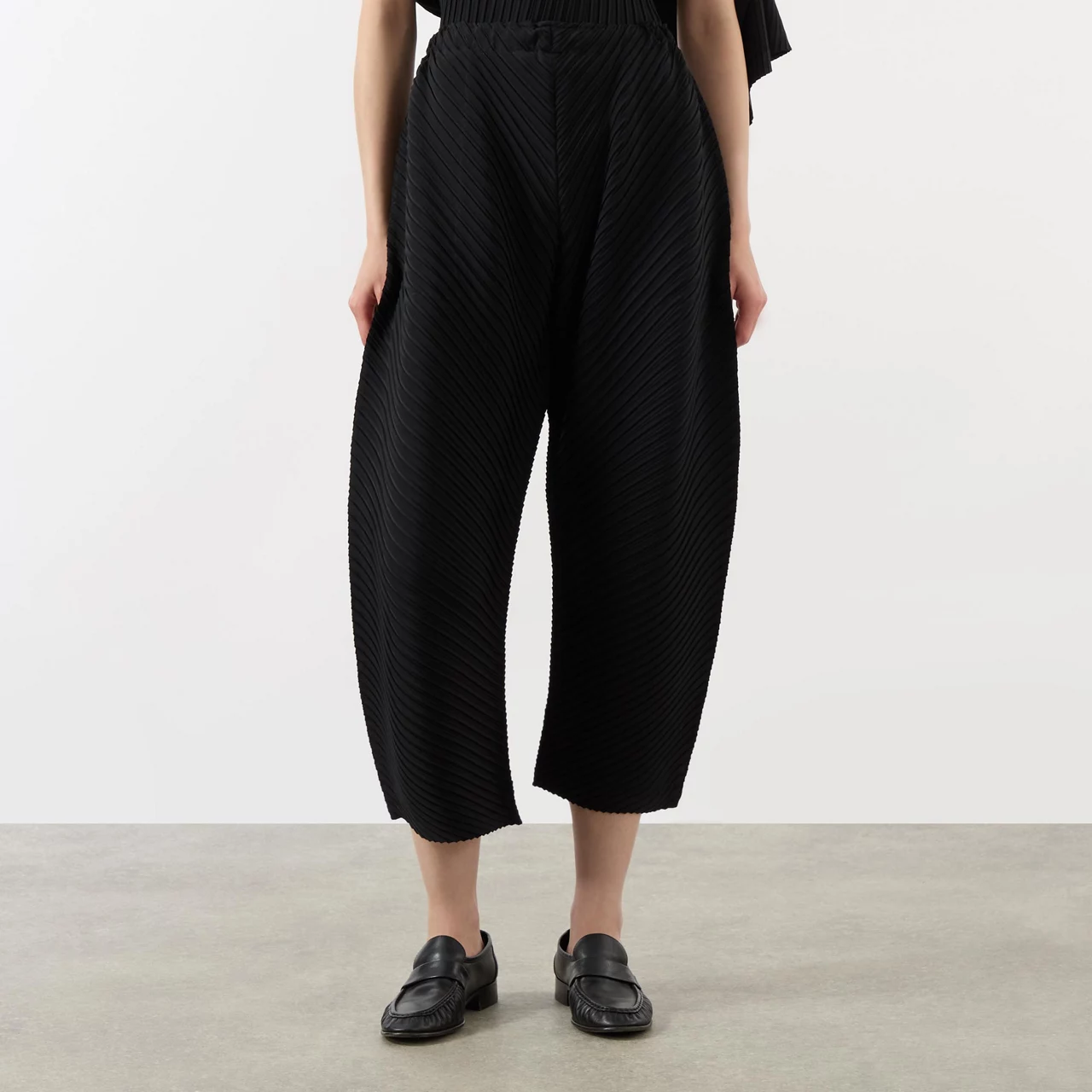 ISSEY MIYAKE Vigor Pleats Solid Trousers - Black