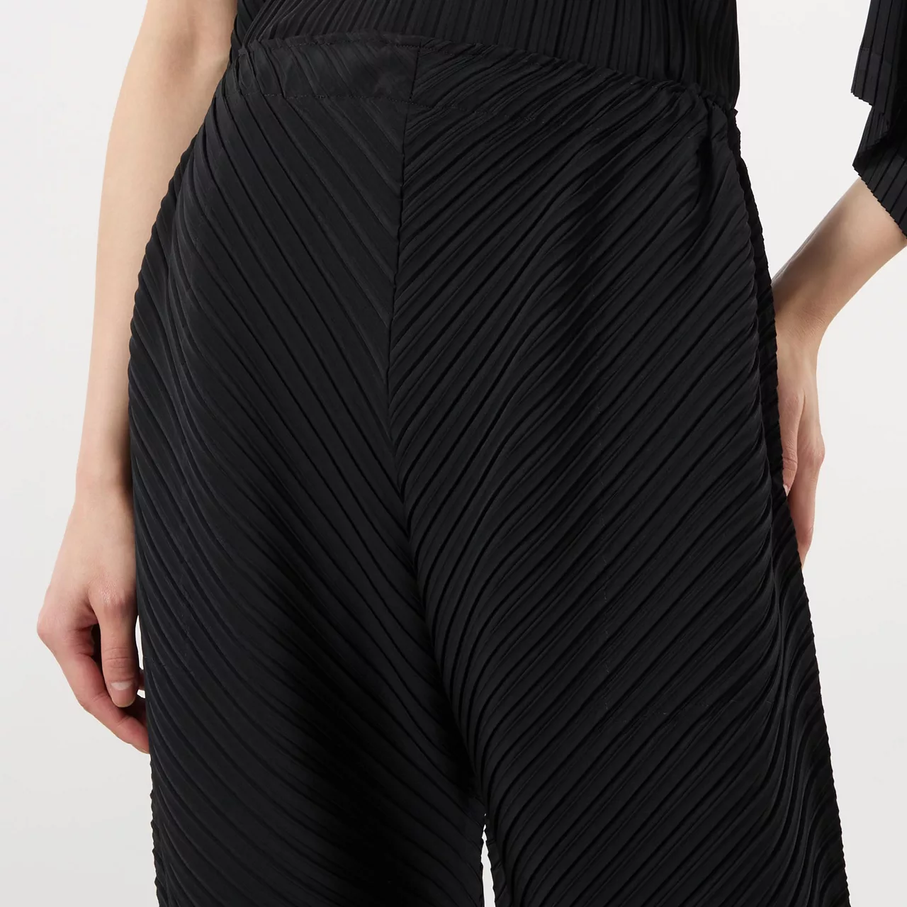 ISSEY MIYAKE Vigor Pleats Solid Trousers - Black