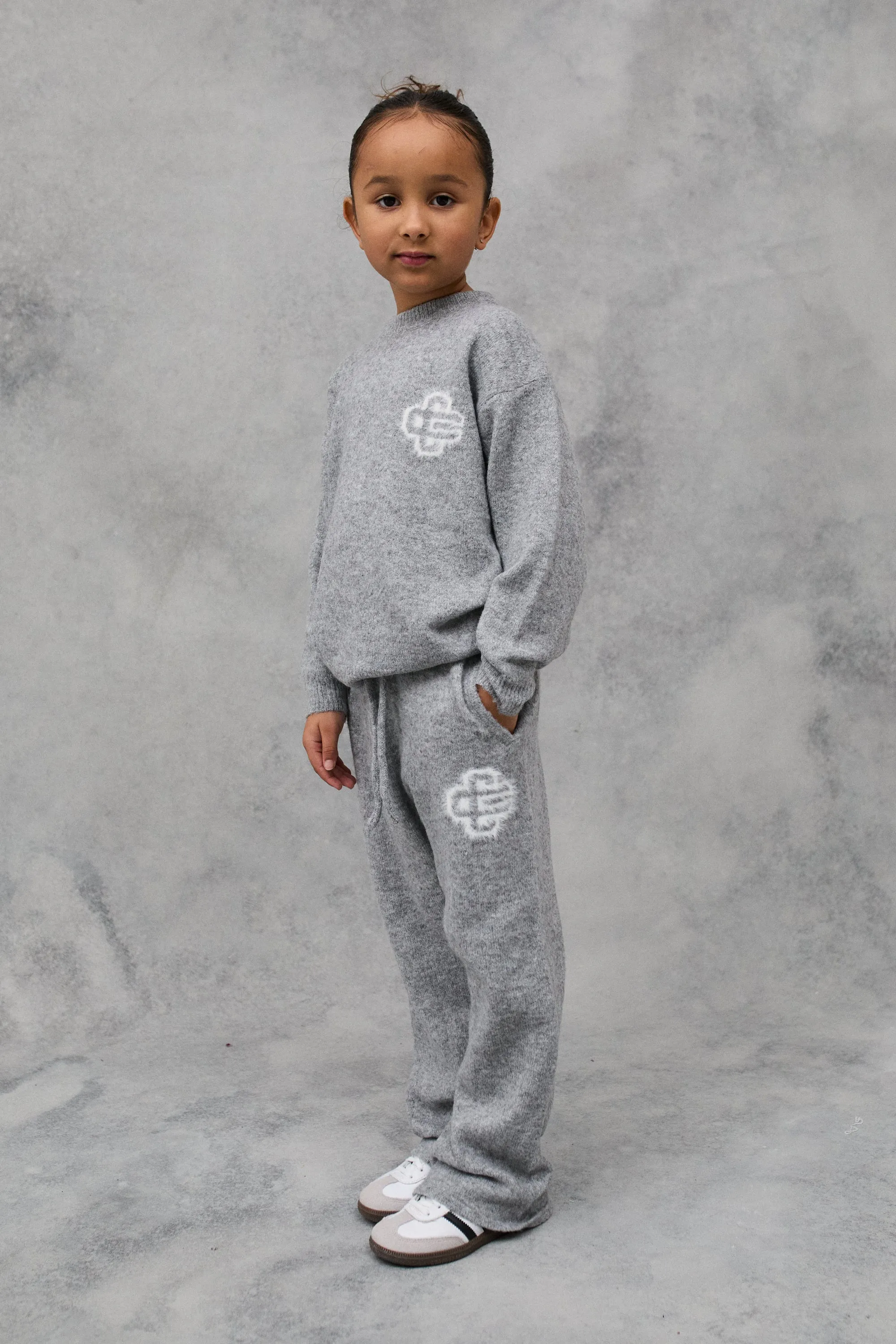 KIDS FLUFFY KNIT EMBLEM CREW - GREY MARL