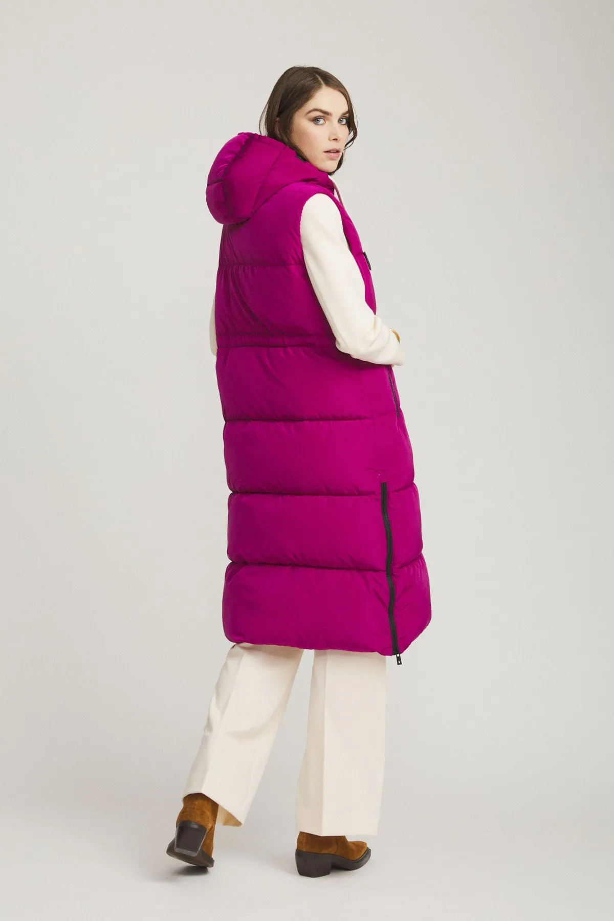 Long sleeveless puffer jacket with hood