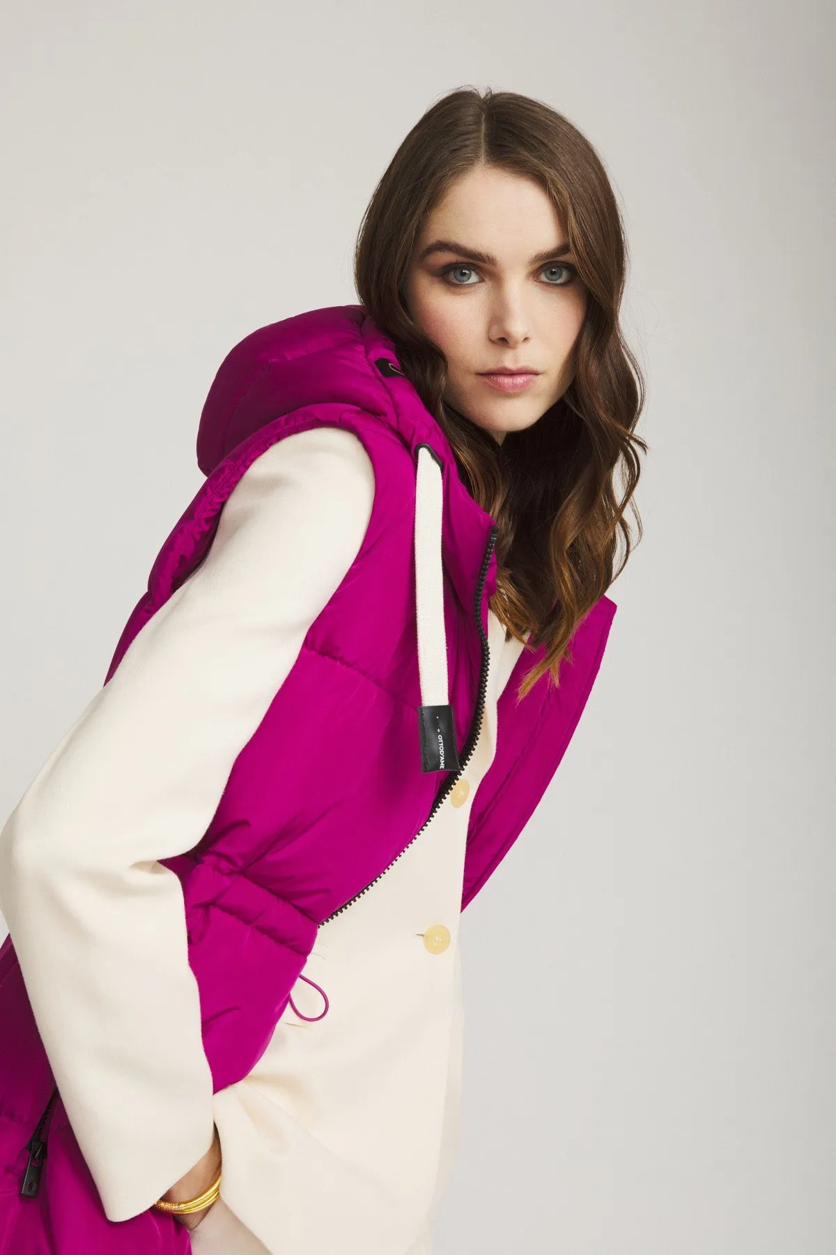 Long sleeveless puffer jacket with hood