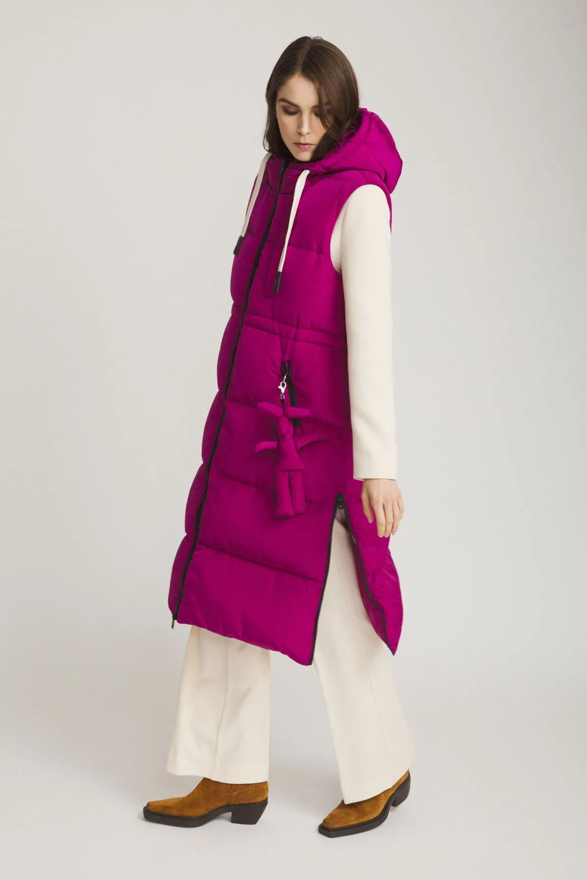 Long sleeveless puffer jacket with hood