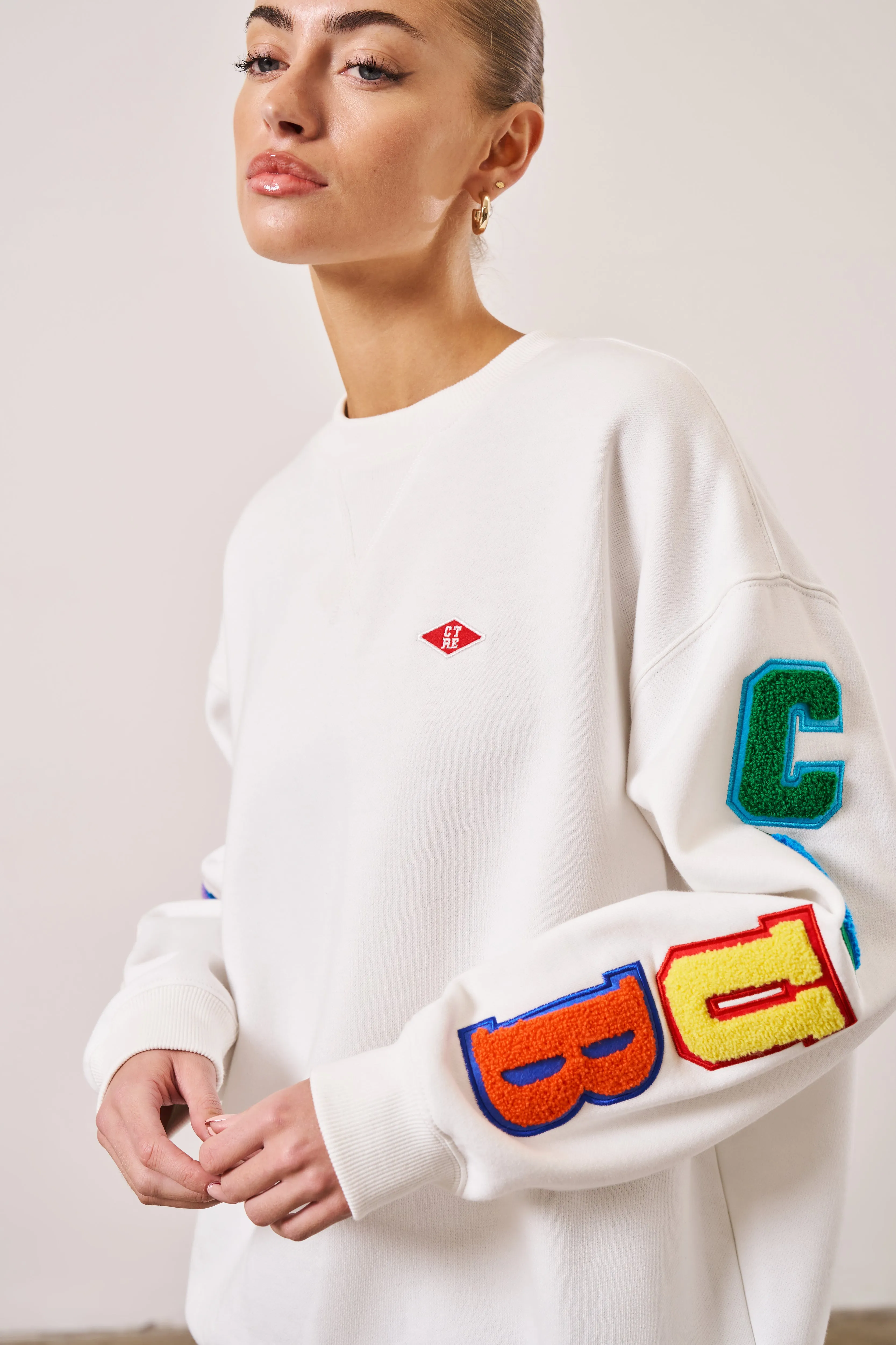 MULTIBADGE CHENILLE RELAXED SWEATSHIRT - OFF WHITE