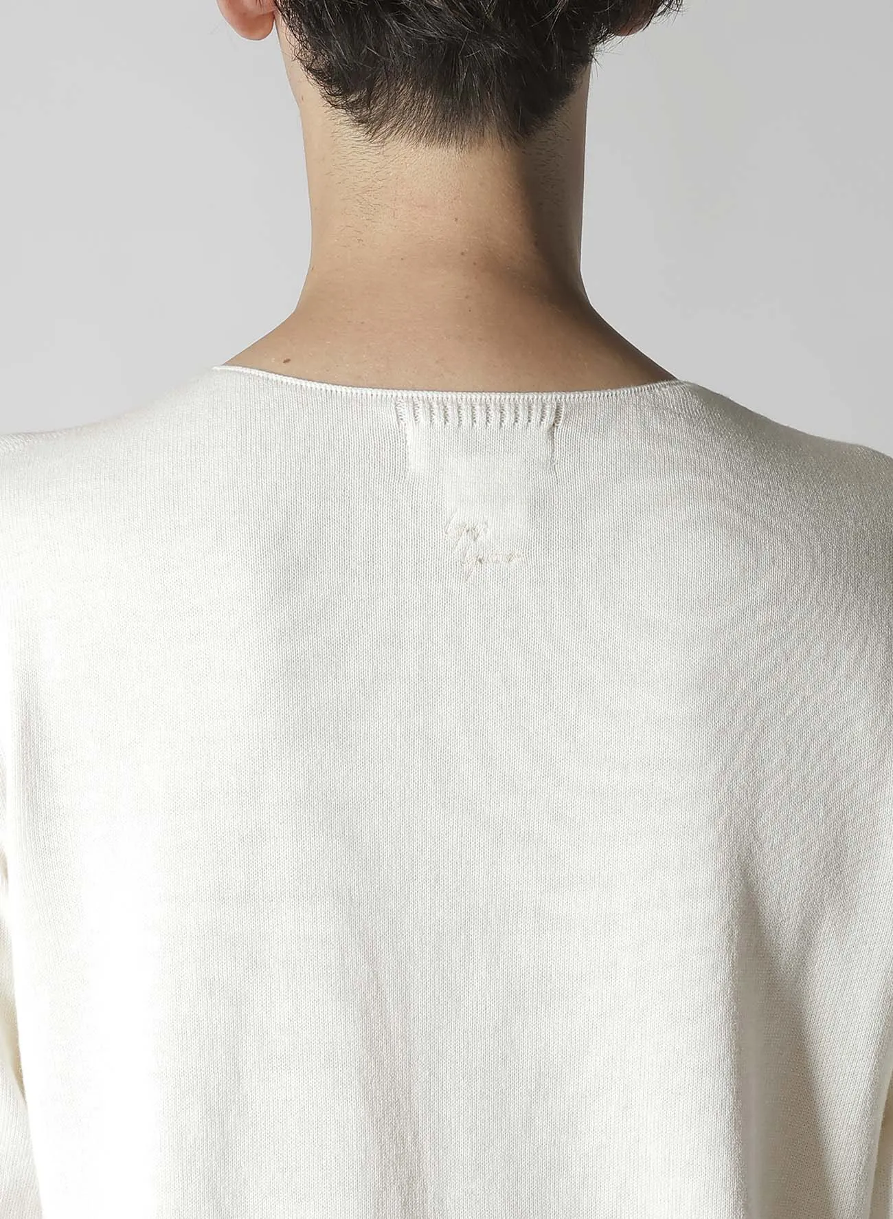 ROUND NECK KNIT WITH EMBROIDERY