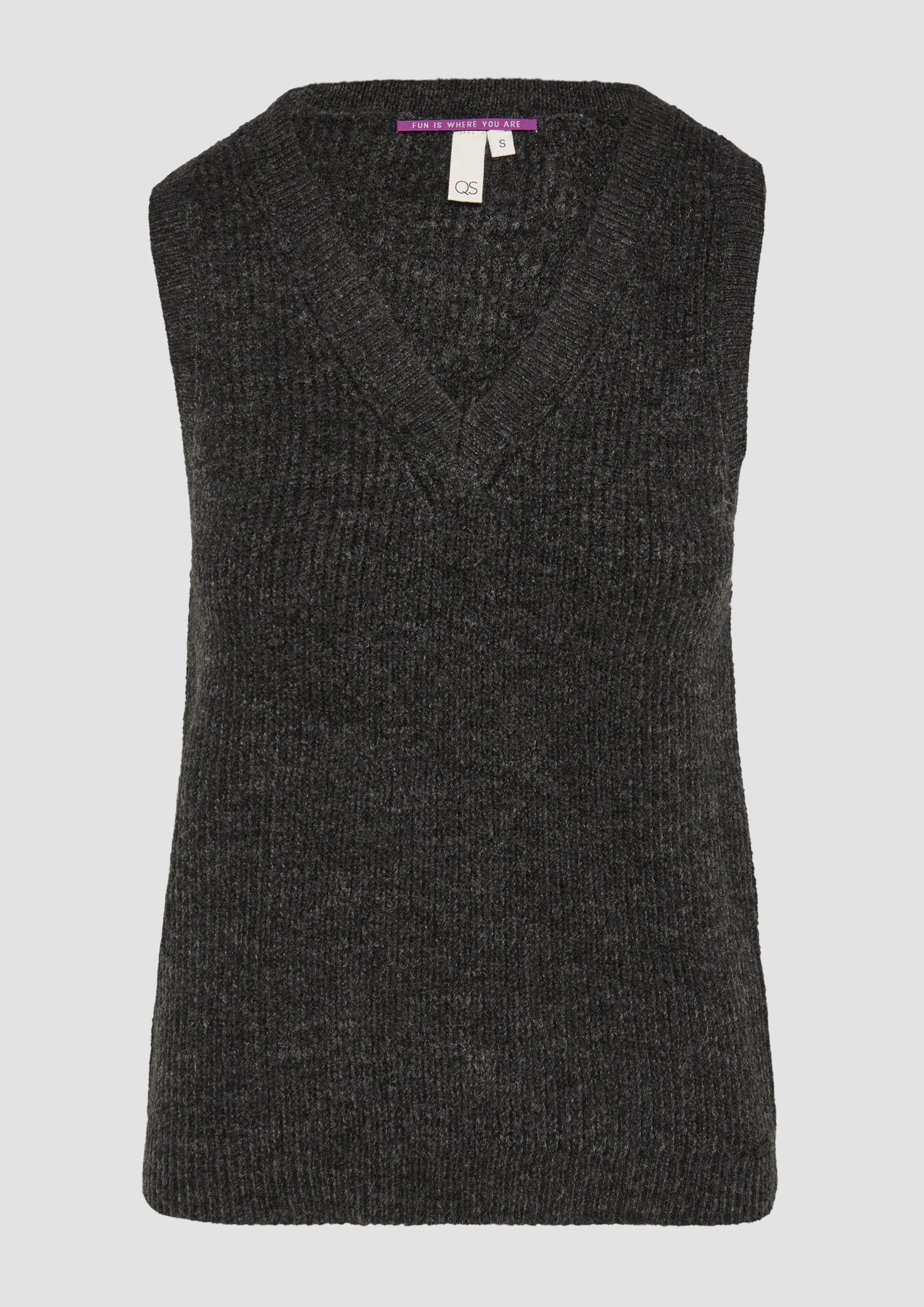 Slim-fitting rib knit sleeveless jumper