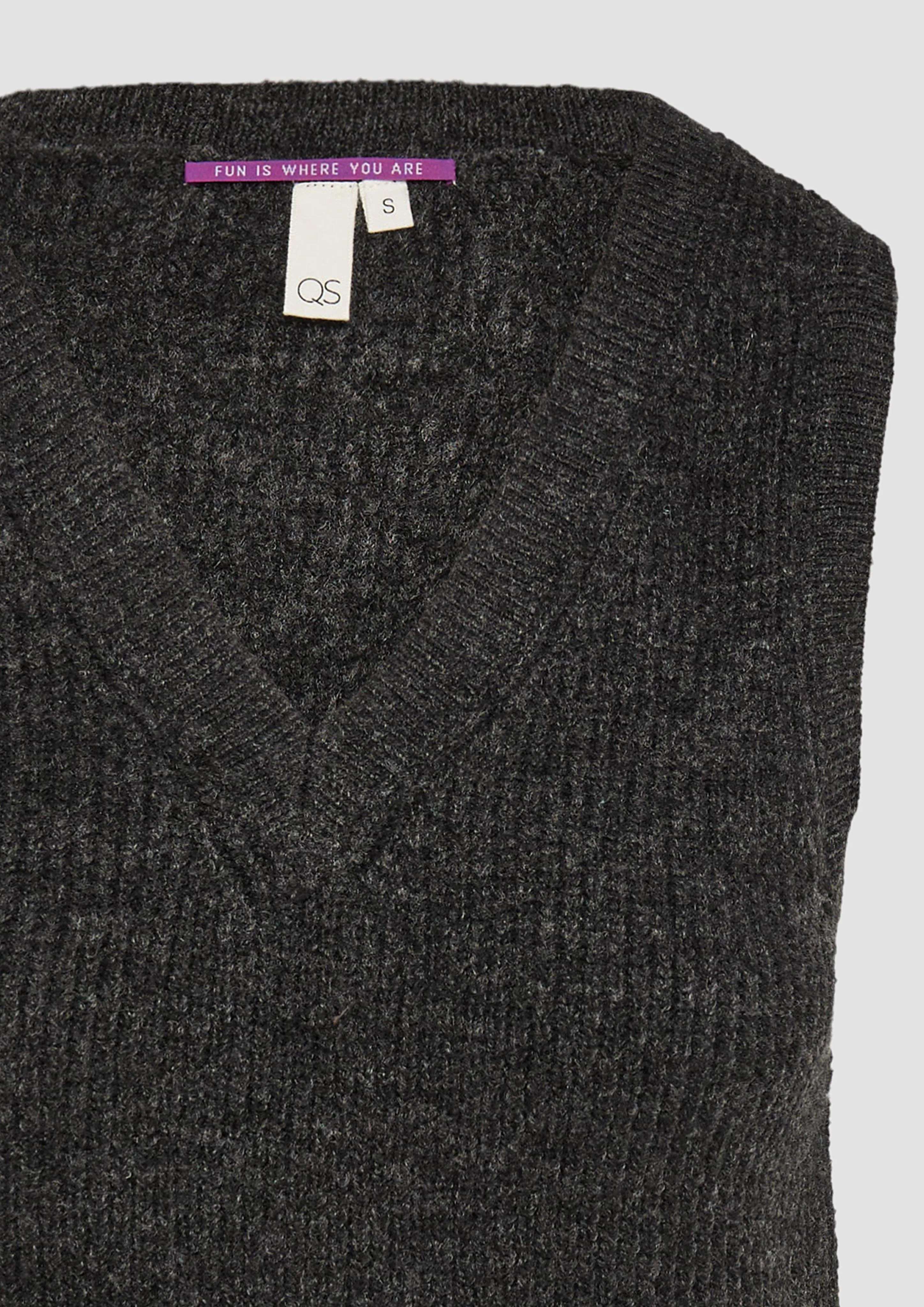 Slim-fitting rib knit sleeveless jumper