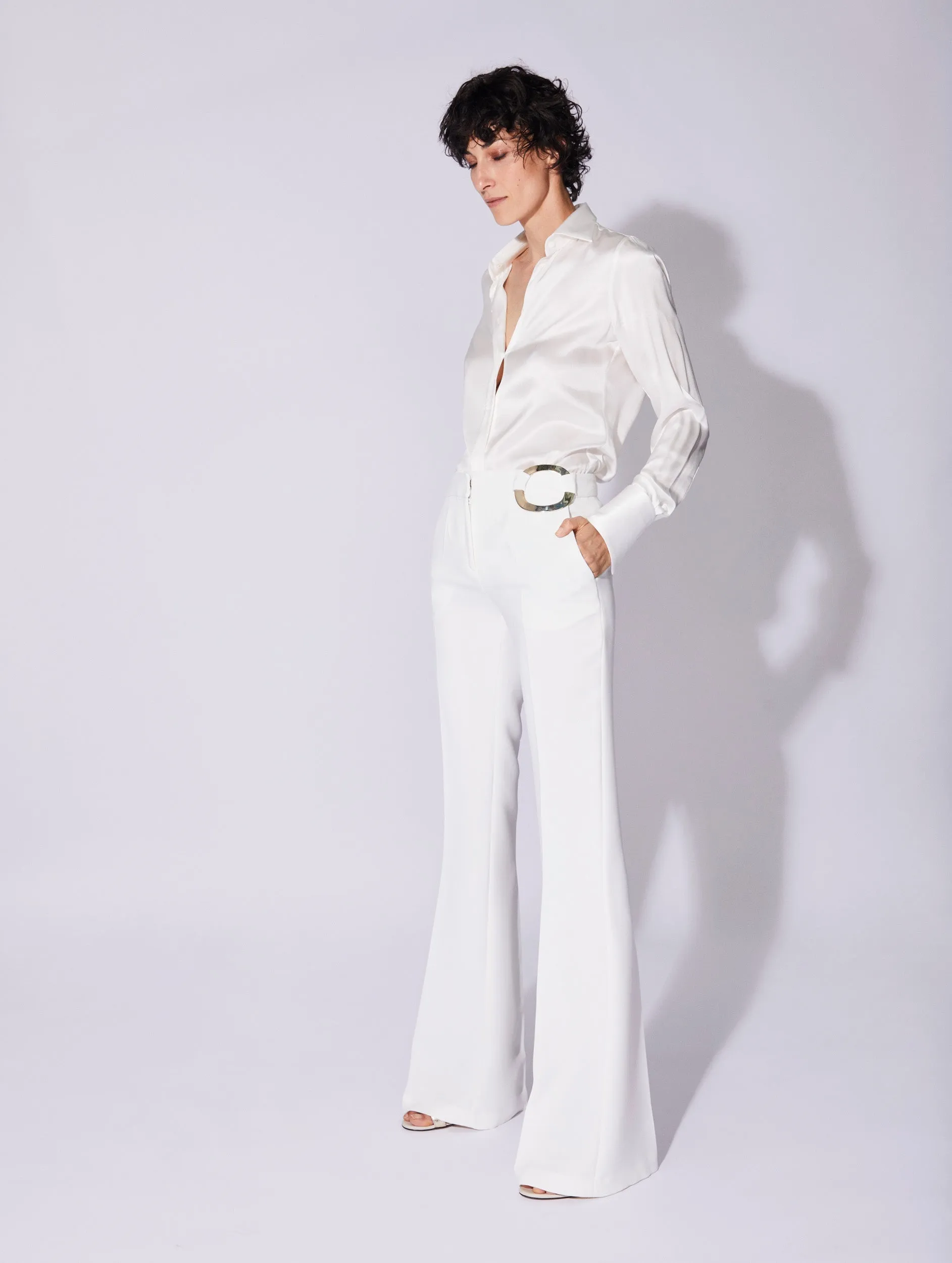 White crepe flared trousers with buckle